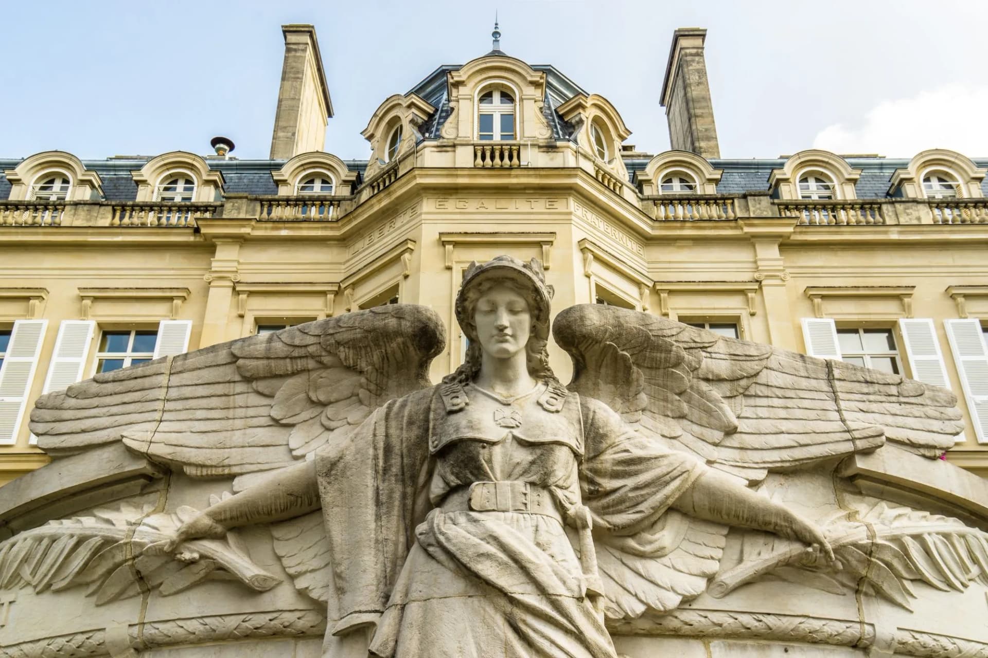 Winged statue in front of ornate building with "EGALITE FRATERNITE" in Epernay.