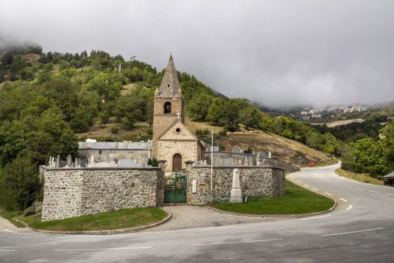 Alpe d'Huez, Frankrig - 20. september 2021: Bestigning af den berømte stigning til Alpe d'Huez og rute for Tour de France