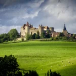 Chateauneuf, en gammel middelalderlandsby i Cote-d'Or, nu klassificeret som en af de smukkeste landsbyer i Frankrig, ligger ved foden af den imponerende fæstning, der tilhørte hertugerne af Bourgogne,