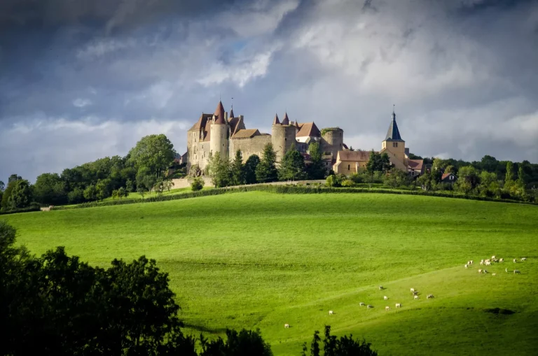 Chateauneuf, ein altes mittelalterliches Dorf an der Cote-d'Or, das heute als eines der schönsten Dörfer Frankreichs gilt, liegt am Fuße seiner imposanten Festung, die den Herzögen von Burgund gehörte,