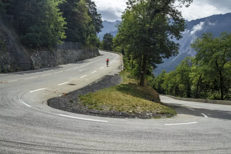 L'Alpe d'Huez, Frankreich - 19. August 2019: Besteigung des berühmten Anstiegs nach L'Alpe d'Huez und Etappe der Tour de France in Kurve 21