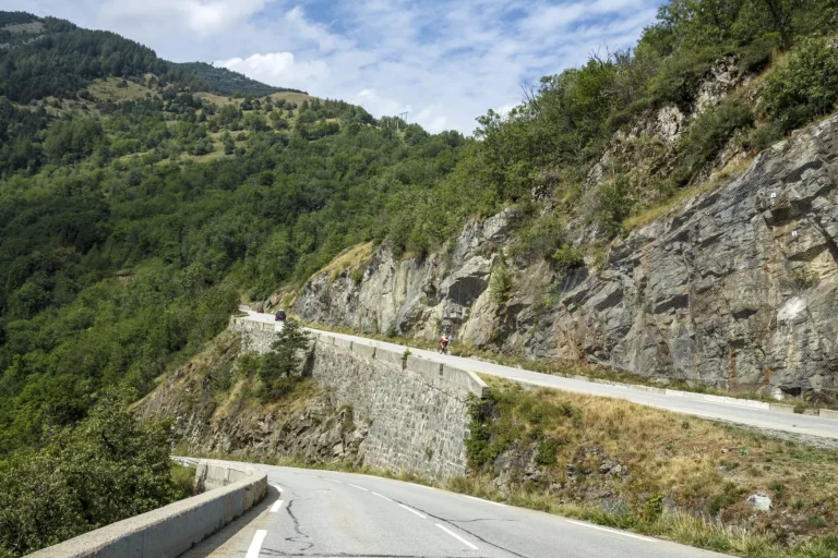 L'Alpe d'Huez, Frankrig - 19. august 2019: Bestigning af den berømte stigning til L'Alpe d'Huez og rute for Tour de France