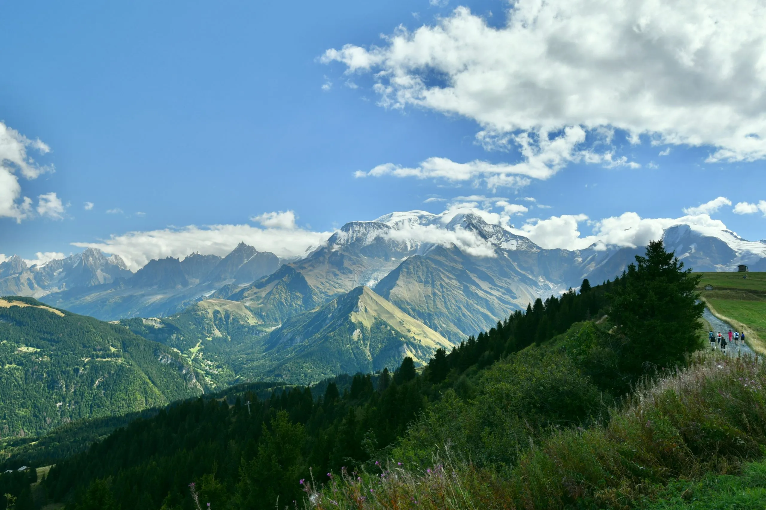 Magnificent panorama of the Mont Blanc Massif with in the foreground a hiking trail.