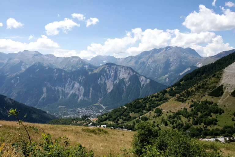 Blick von Les Deux Alpes (Les 2 Alpes) in Frankreich an einem Sommernachmittag.